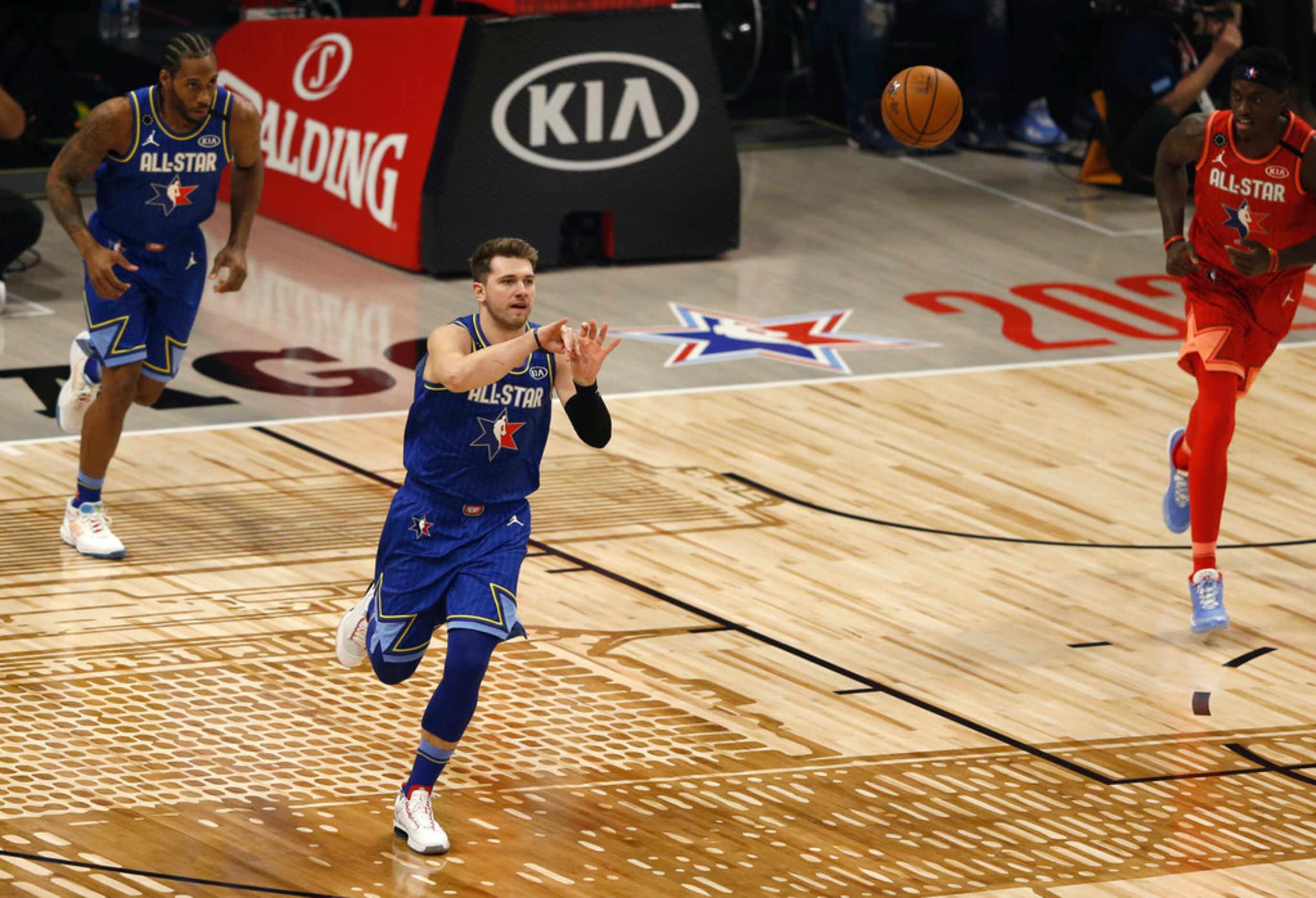 Team LeBron's Luka Doncic (2) passes the ball up the court in a game against Team Giannis...