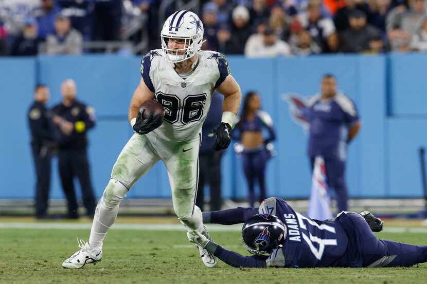 Dallas Cowboys tight end Dalton Schultz (86) slips away from Tennessee Titans safety Andrew...