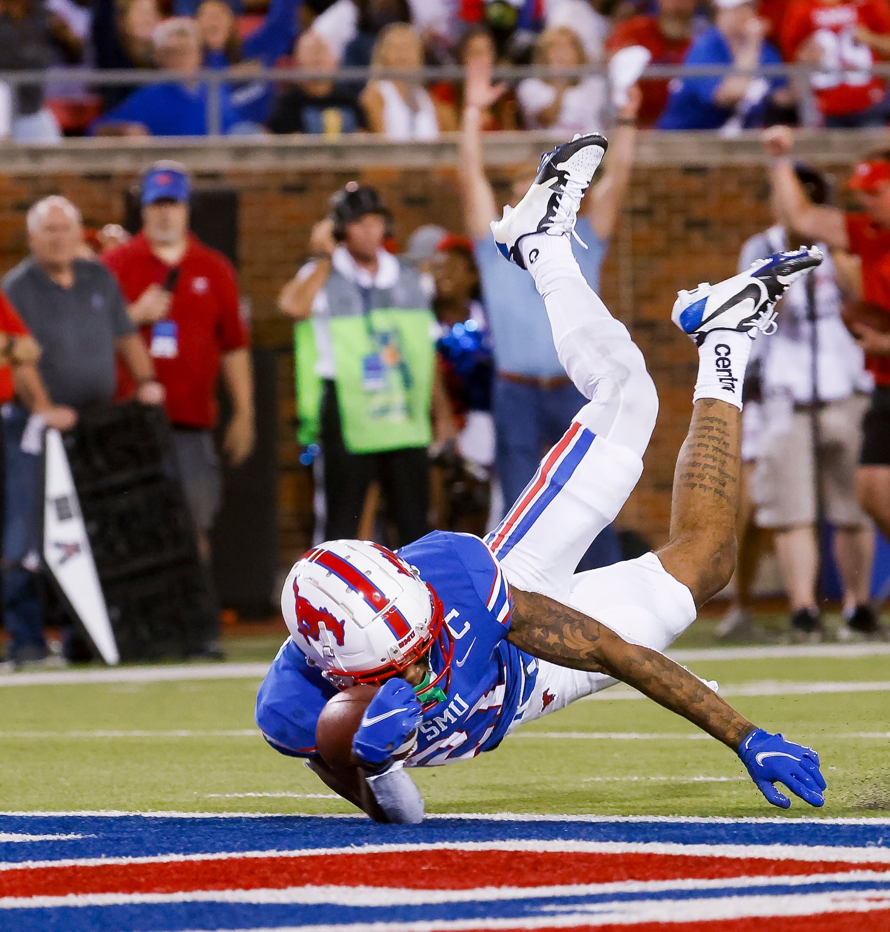 Southern Methodist Mustangs wide receiver Reggie Roberson Jr. (21) falls in for a touchdown...
