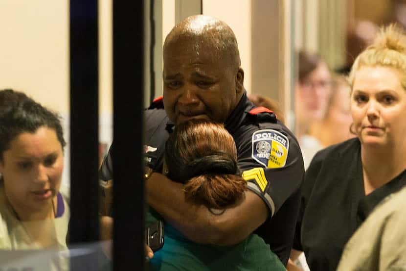 Un oficial llora en el Hospital Baylor en Dallas. / Ting Shen/The Dallas Morning News
