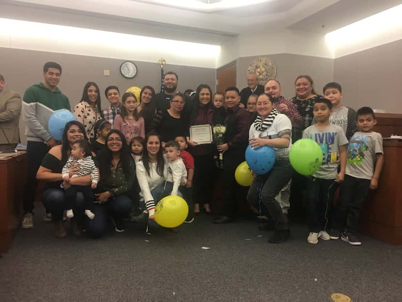 La extensa familia de Mariana Romero y Annie Herrera las acompañaron durante la adopción de...