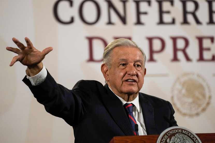 El presidente mexicano, Andrés Manuel López Obrador, da su habitual conferencia matutina en...