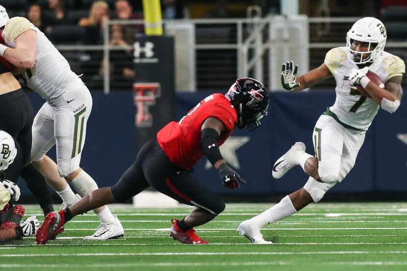 Baylor Bears running back John Lovett (7) makes a run past Texas Tech Red Raiders defensive...