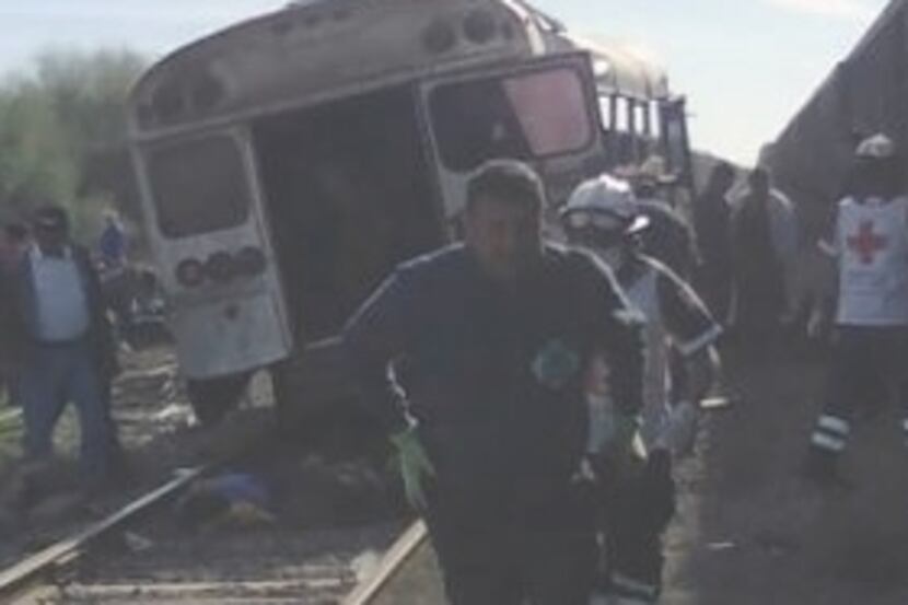 Al menos siete personas murieron cuando un camión de pasajeros chocó con un tren.