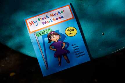 Linda García y Elizabeth Ruiz crearon "My Stock Market Workbook", un libro para colorear que...