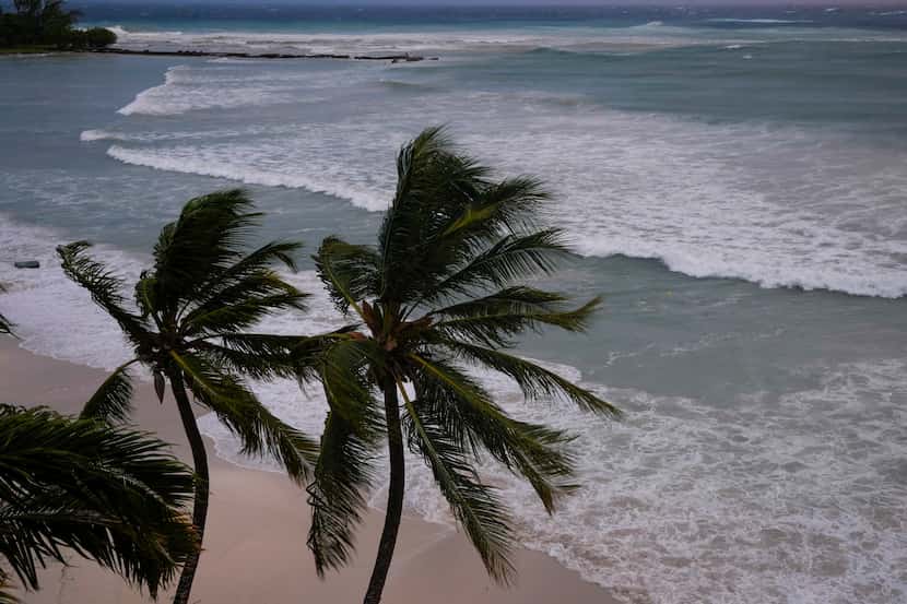 Los fuertes vientos del huracán Beryl afectan la Carlisle Bay en Bridgetown, Barbados, el...