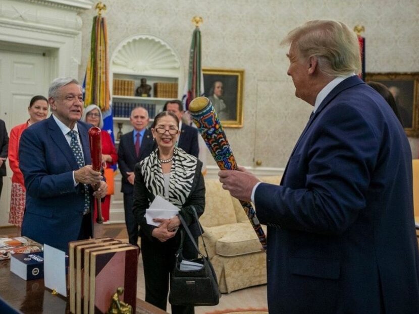 El presidente de México, Andrés Manuel López Obrador (izq), y el presidente de Estados...