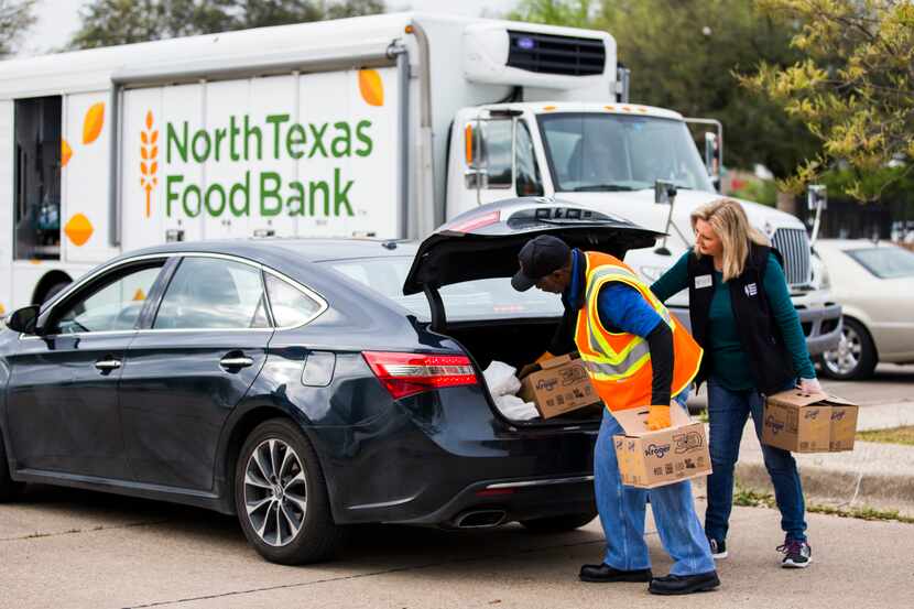 Mark Cuban se asocia al North Texas Food Bank para entregar alimentos gratuitos a familias...