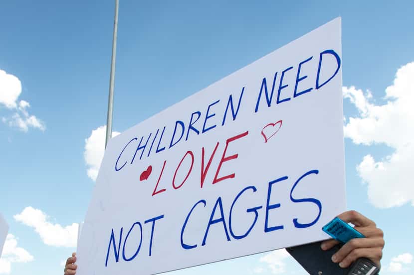 Una pancarta en una protesta en contra de la separación de menores de familias inmigrantes.