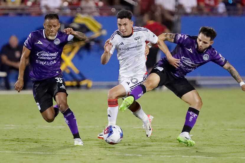 FC Dallas forward Alan Velasco (20) breaks through Mazatlán’s Jefferson Intriago (35) and...
