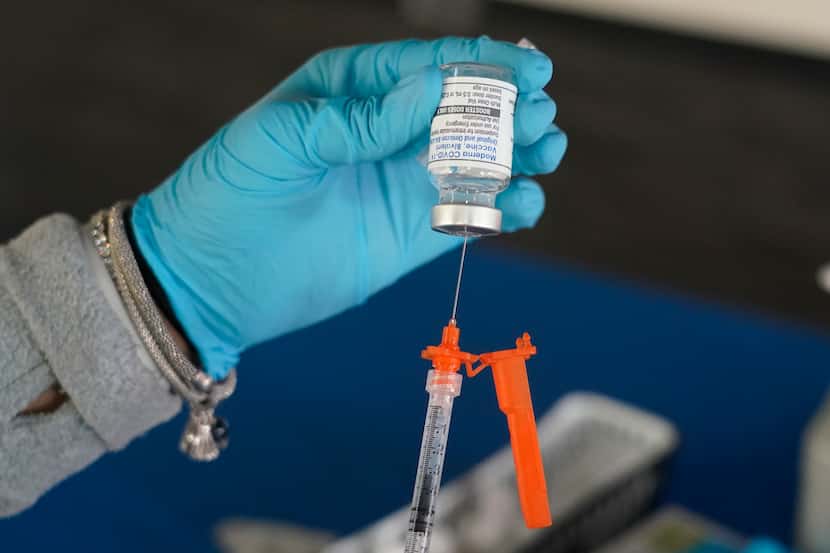 Una vacuna contra covid-19 en un centro de vacunación en la Universidad Estatal de Jackson...