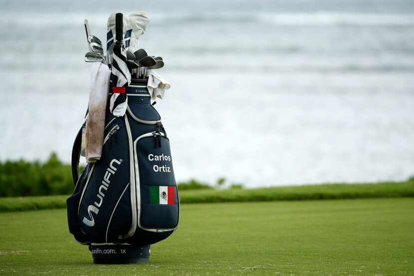 La bolsa en la cual el mexicano Carlos Ortiz carga sus bastones tiene un emblema de la...