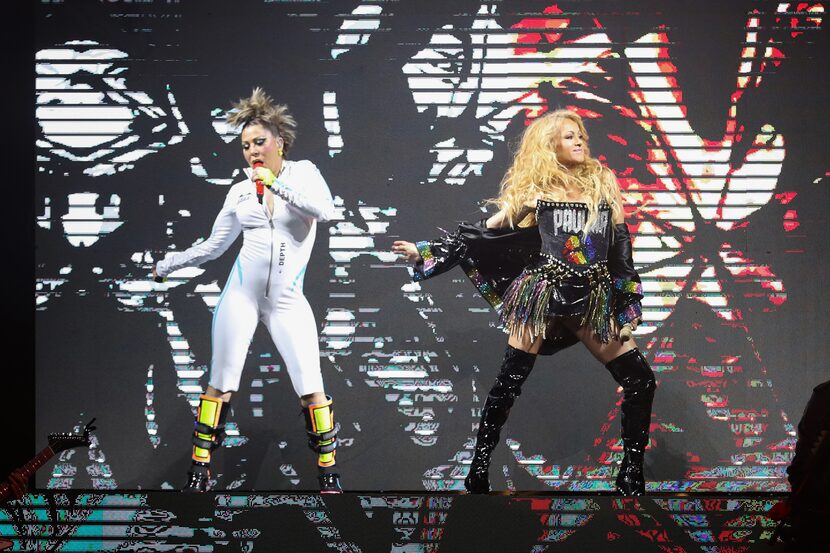 Alejandra Guzman y Paulina Rubio durante el "Perrisimas' Tour 2022 en el  Texas Trust CU...