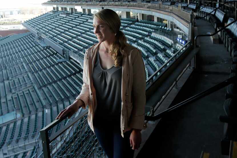 Alyssa Nakken, en las gradas del Oracle Park de San Francisco, es la primera coach mujer en...