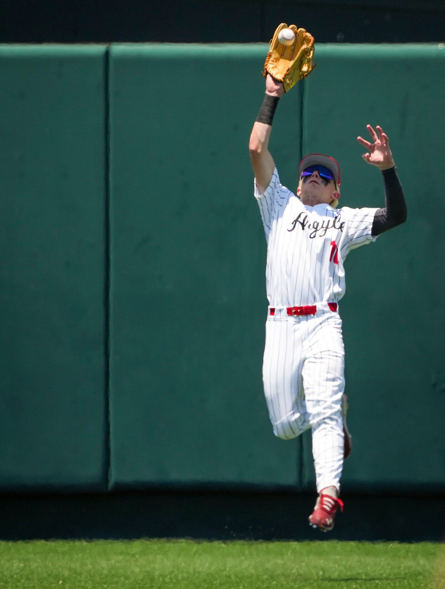 Argyle left fielder Conor Lillis (16) makes a leaping catch during the fourth inning of a...