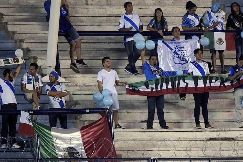 Simpatizantes del Puebla de México alientan a su equipo en la fase preliminar de la Copa...
