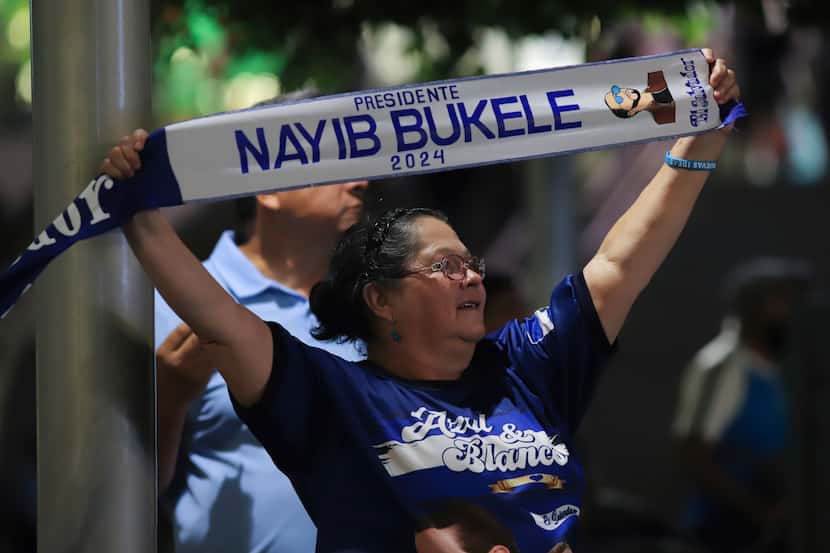 Una seguidora del presidente Nayib Bukele, que aspira a la reelección, celebra los...