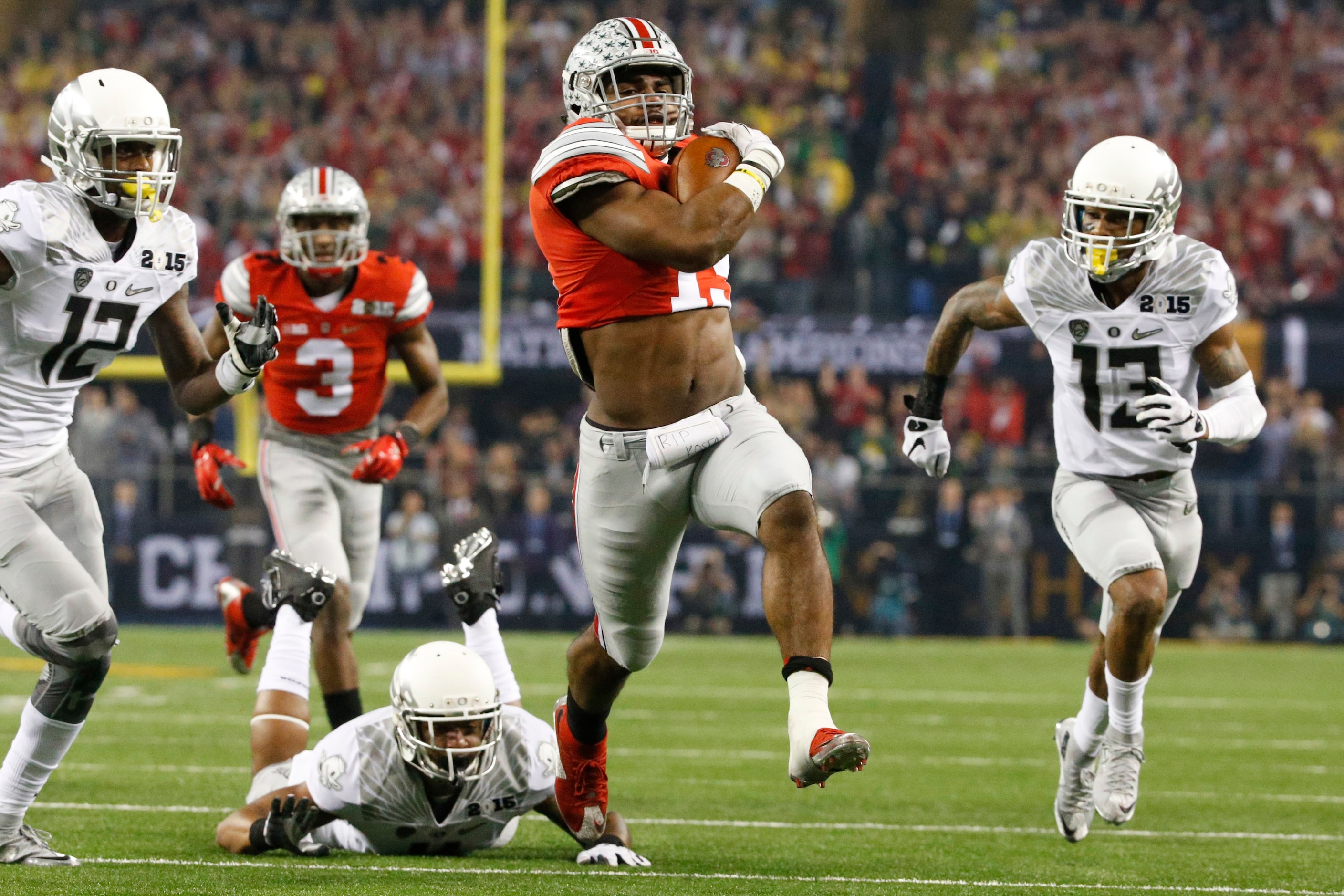 Ohio State Buckeyes running back Ezekiel Elliott (15) runs for a touchdown as they played...