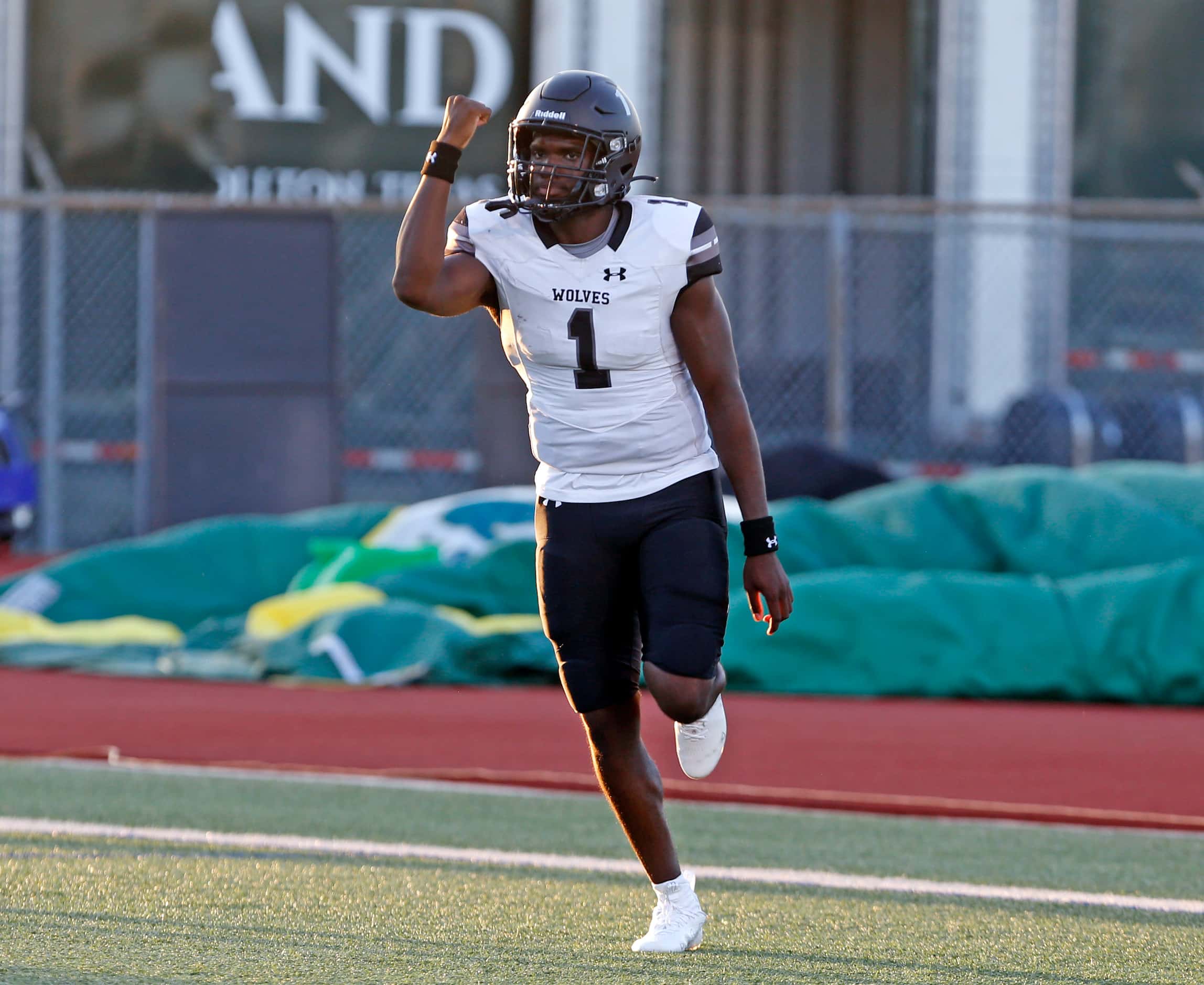 Mansfield Timberview QB Zuric Humes (1) celebrates his touchdown during the first half of a...