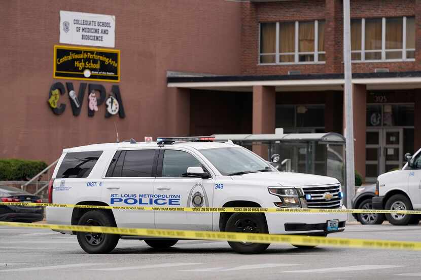 Agentes de la policía investigan la escena de un tiroteo en una escuela secundaria de St....