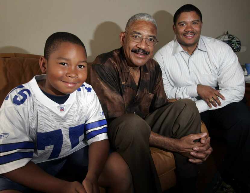  Dallas Cowboy legend Jethro Pugh (center) poses with his son Trey (right) and his grandson...