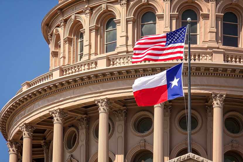 Las banderas de Estados Unidos y Texas ondean frente al capitolio de Texas, en Austin. iStock.

