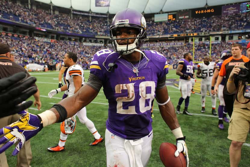 Adrian Peterson (28) of the Minnesota Vikings shakes hands after loosing against the...