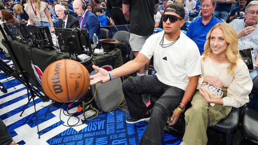 Which celebrities sat courtside for Mavs-Thunder Game 3 at AAC in Dallas?