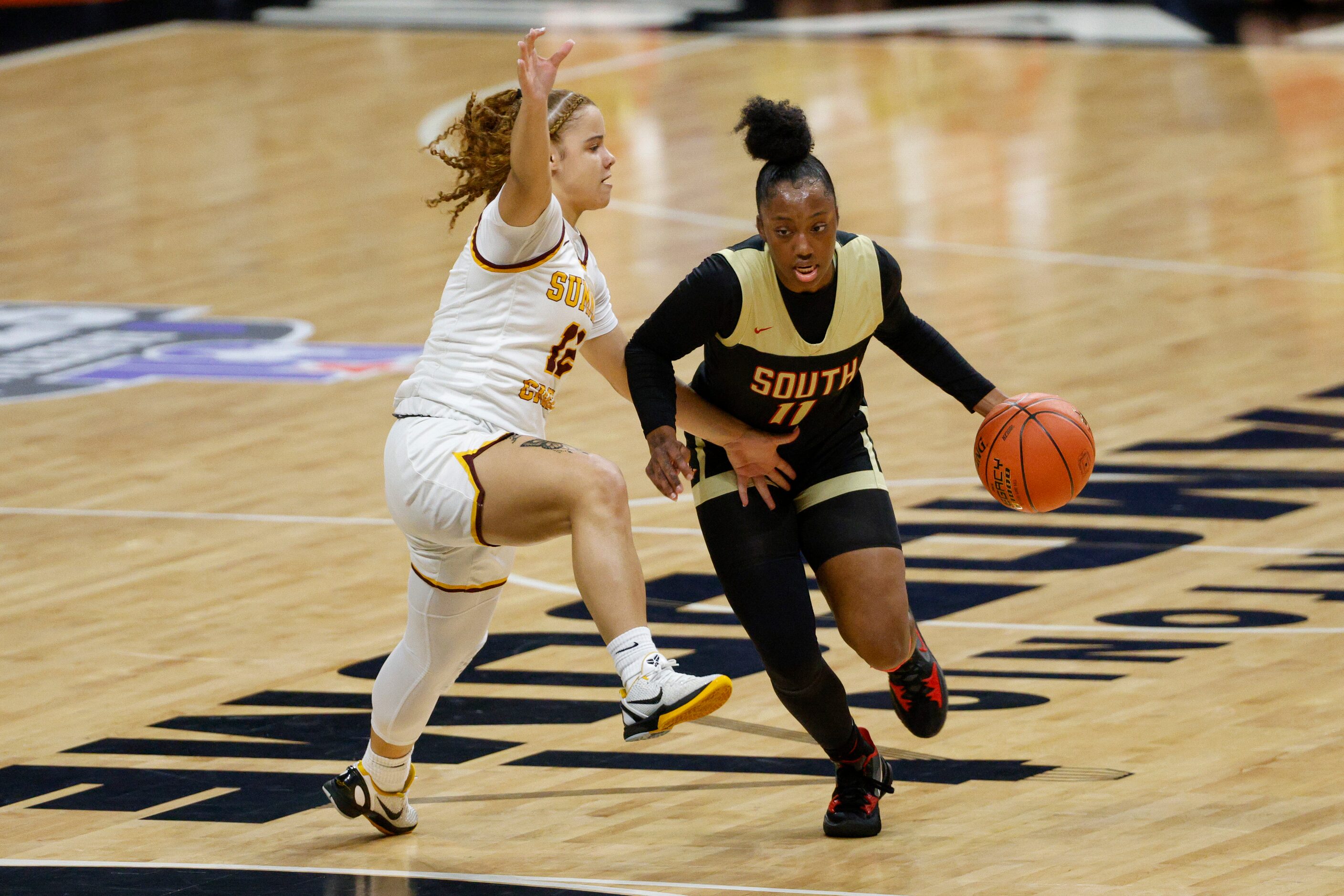 South Grand Prairie guard Jahcelyn Hartfield (11) dribbles around Humble Summer Creek guard...