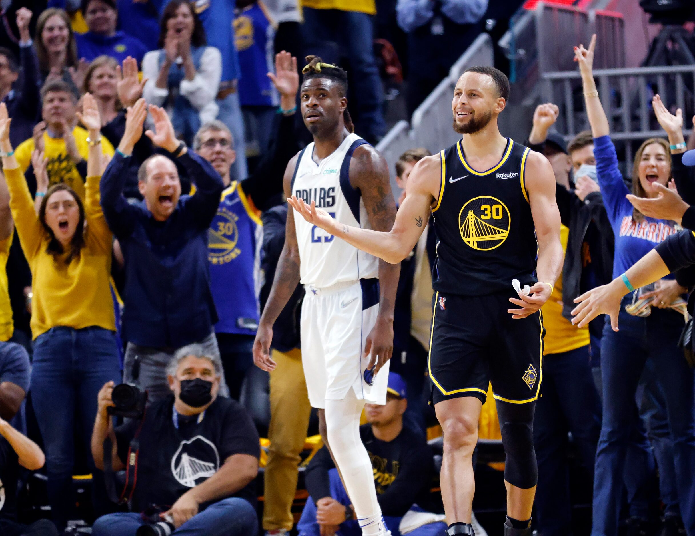 The crowd cheers during the fourth quarter after Golden State Warriors guard Stephen Curry...