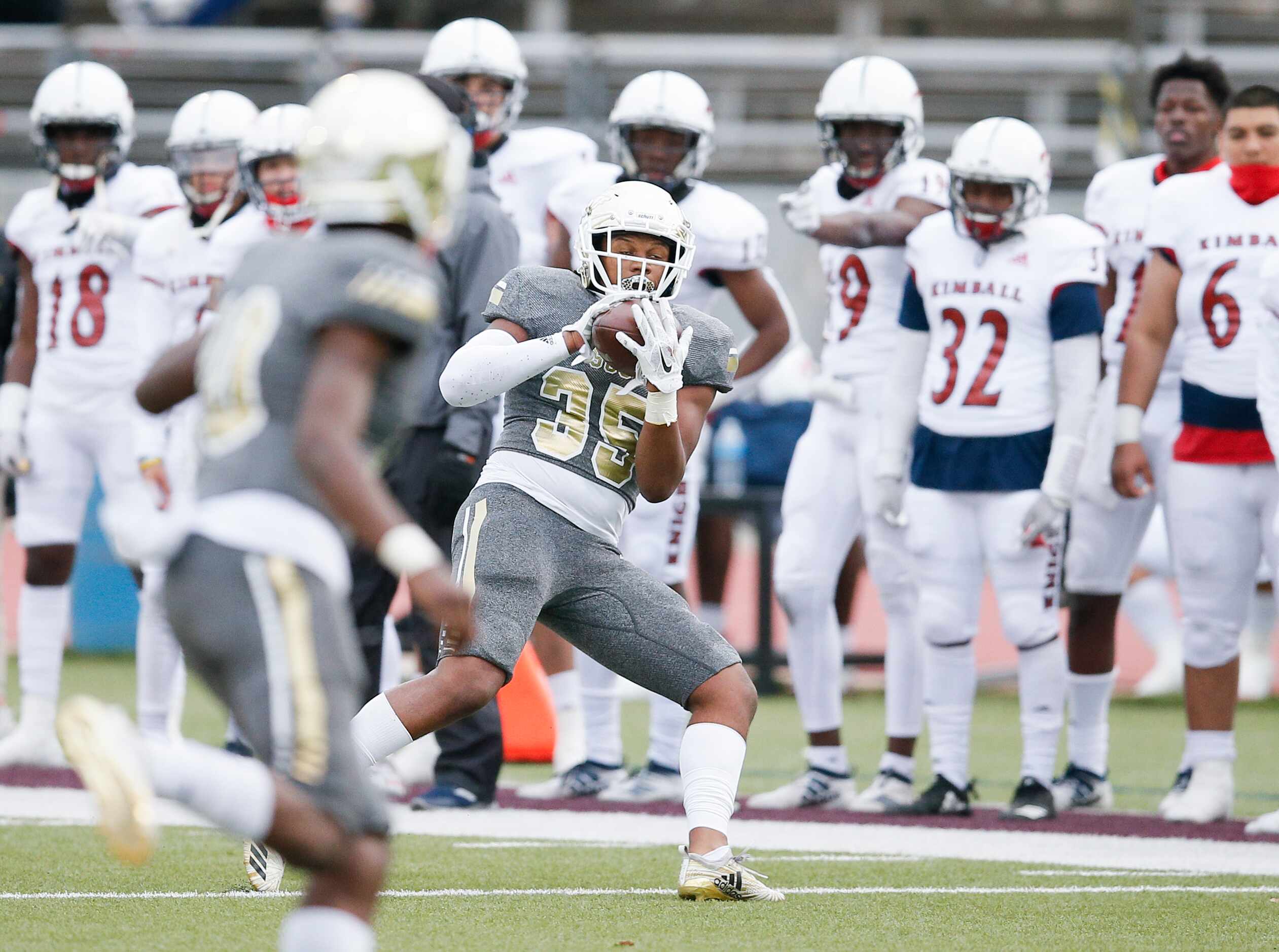 South Oak Cliff senior running back Jamal Sherman (35) catches a pass from junior...