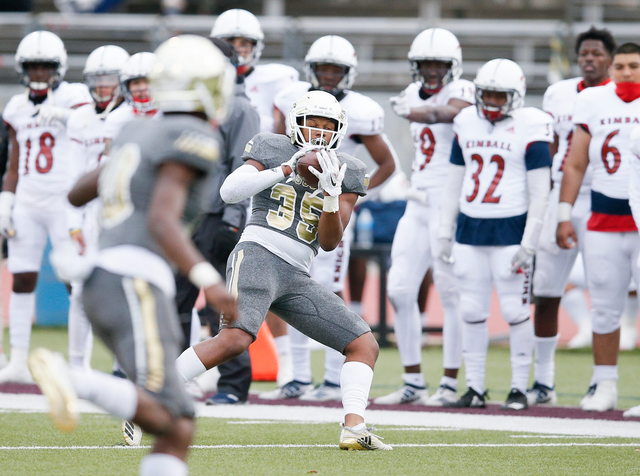 South Oak Cliff senior running back Jamal Sherman (35) catches a pass from junior...