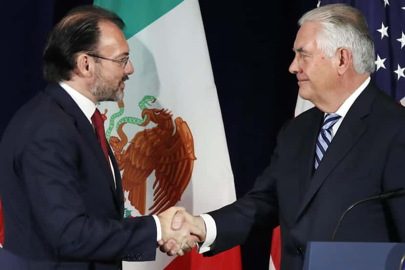 El secretario de Relaciones Exteriores de México Luis Videgaray da la mano al secretario de...