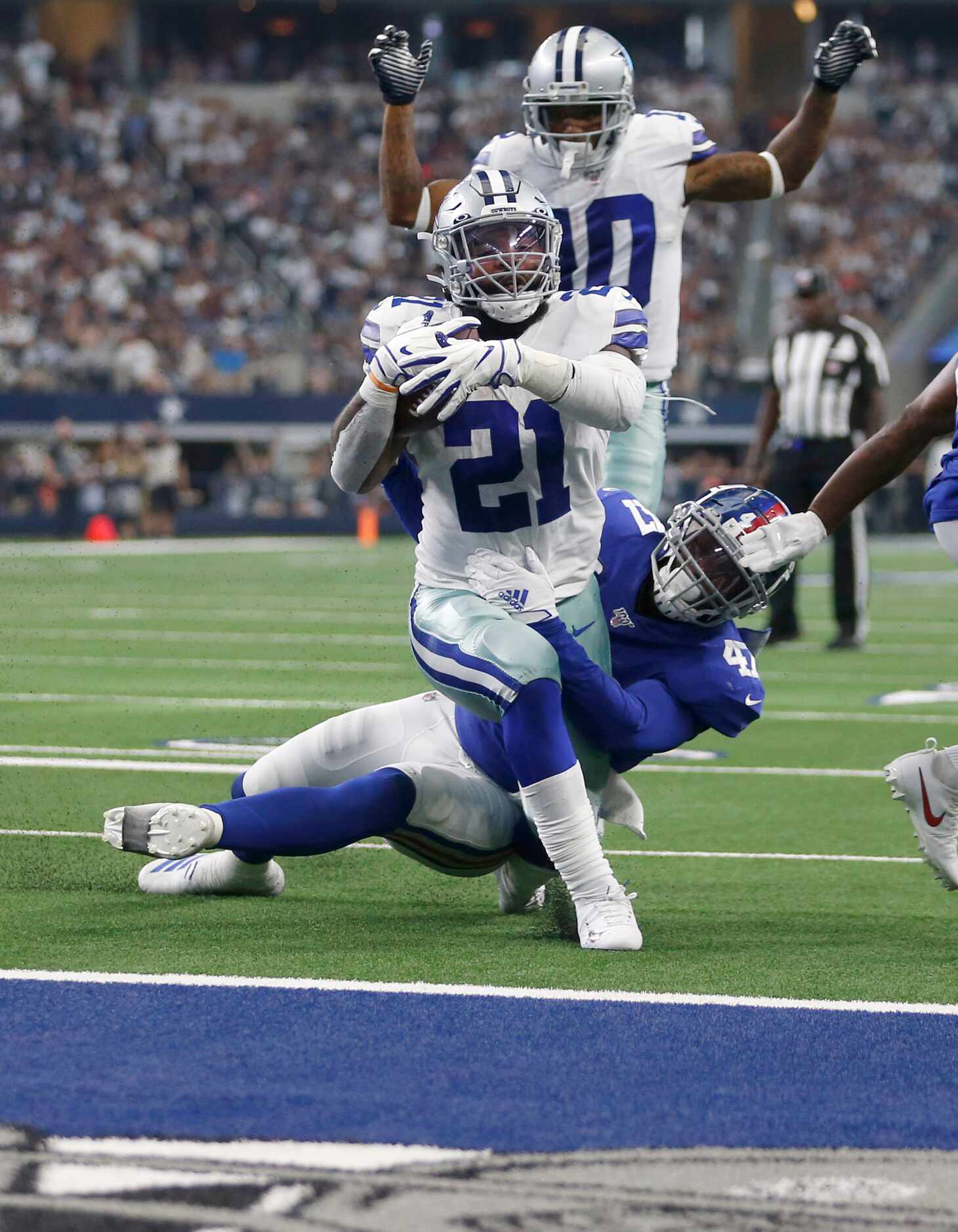 Dallas Cowboys running back Ezekiel Elliott (21) scores a touchdown as New York Giants...