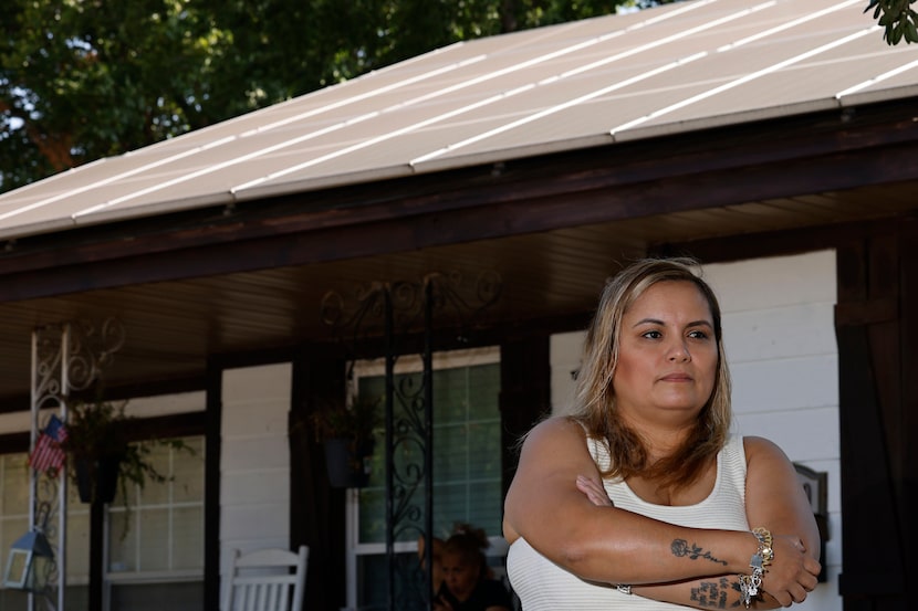 Adriana Morales posa para una foto en el frente de su casa el 21 de agosto de 2024 en Dallas. 