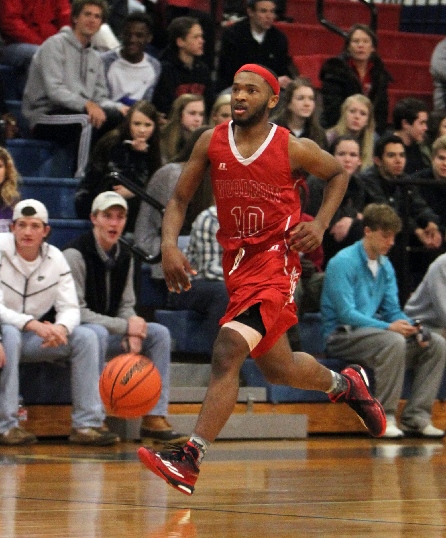 Woodrow Wilson point guard Dennis Shouse (10) brings the ball to midcourt during first half...