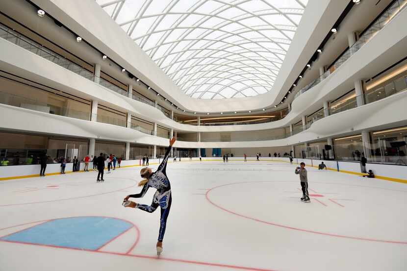 Sabrina Piliero, de World Ice Events, practica en la pista de patinaje del American Dream,...