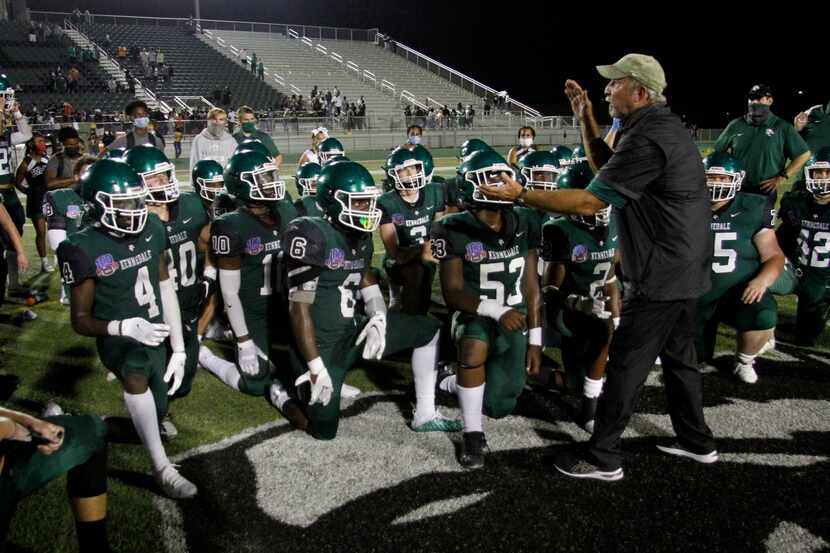 Kennedale head coach Richard Barrett speaks with his players following the Wildcats' 28-27...