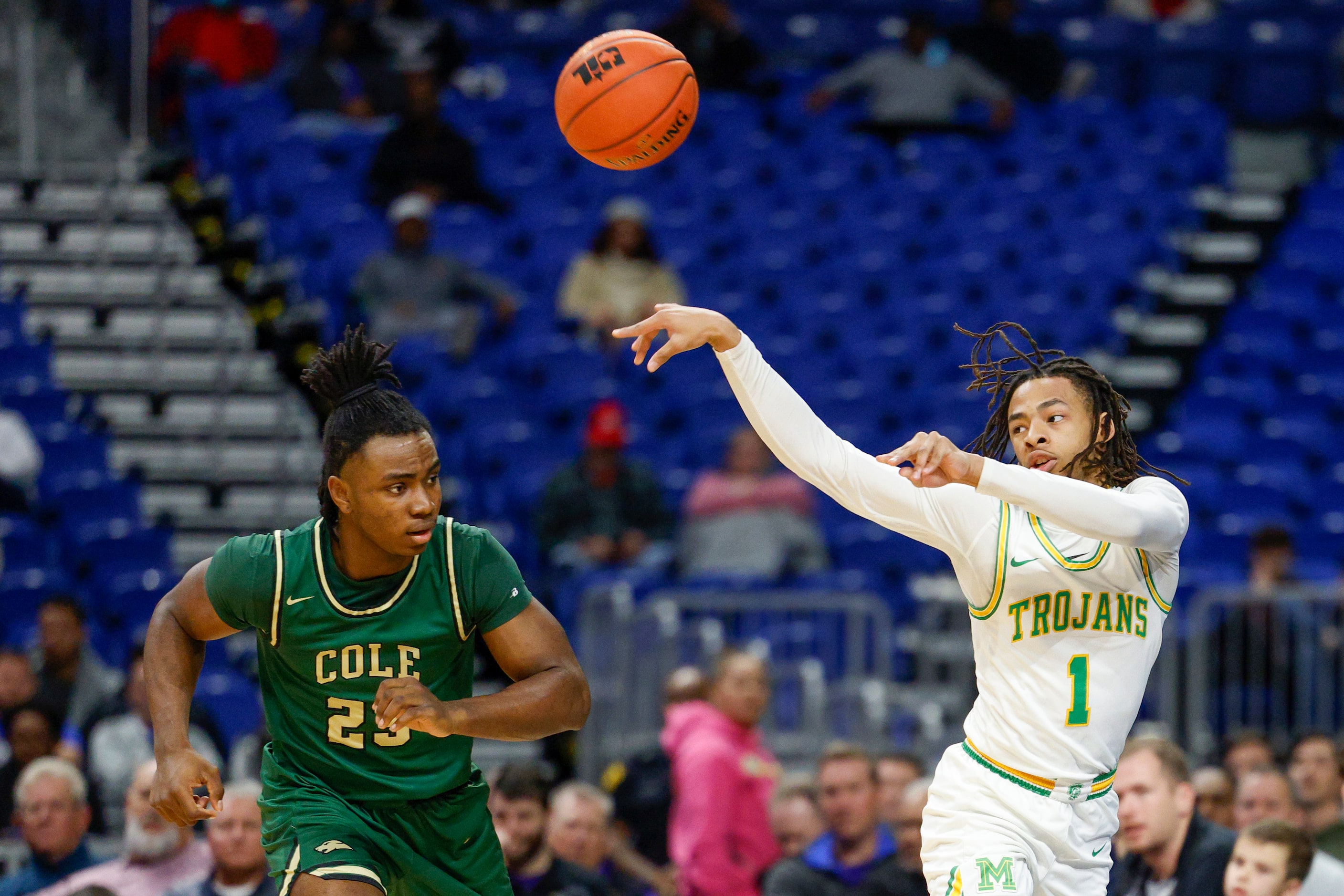 Madison guard Pierre Hunter (1) passes the ball over San Antonio Cole center Kenny Atunrase...