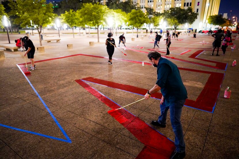 Concejales ayudan a pintar las palabras “Black Lives Matter” en la explanada de Dallas City...