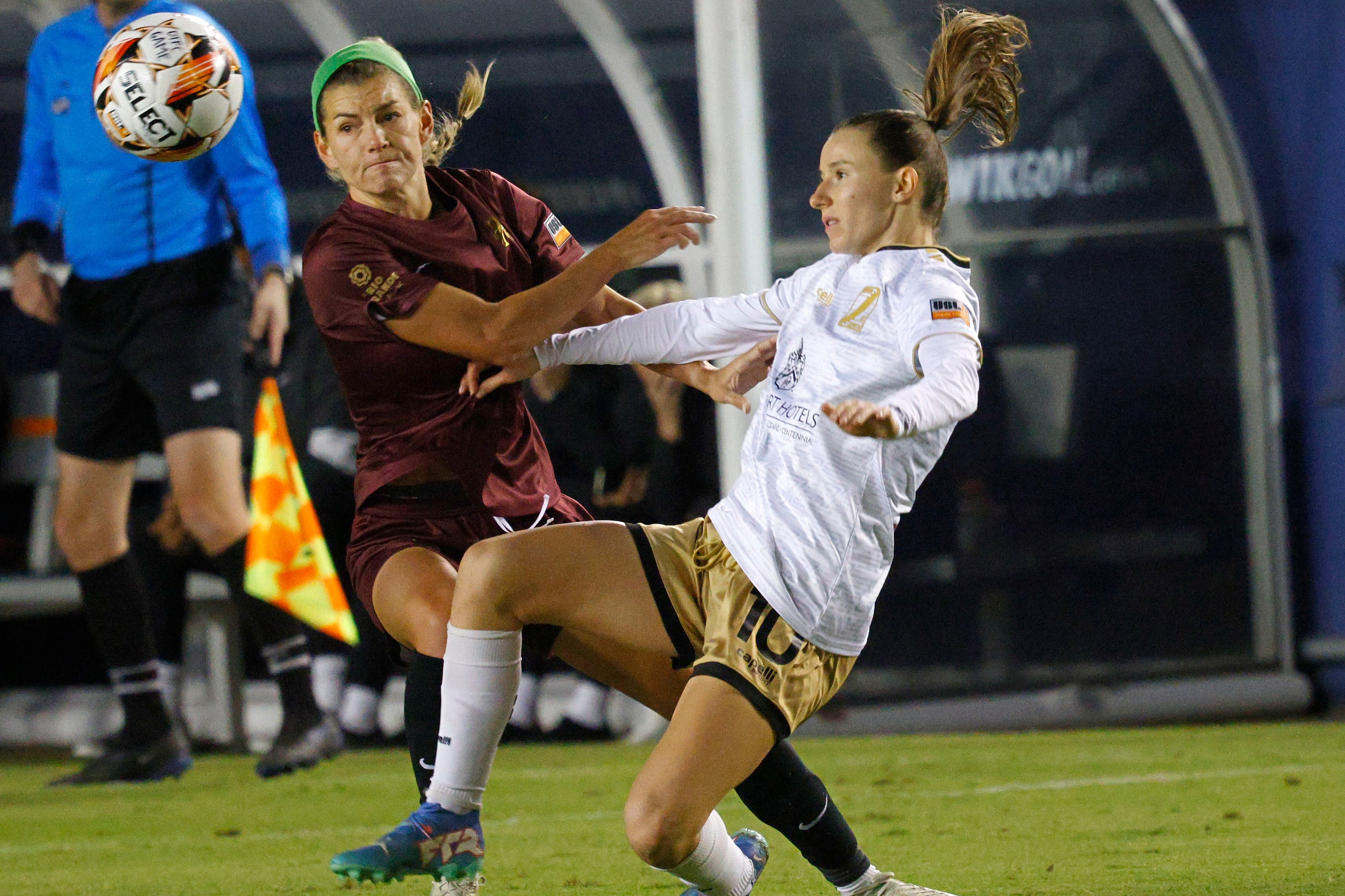 Dallas Trinity defender Jenna Winebrenner (19), left, and Spokane Zephyr forward Emina Ekic...