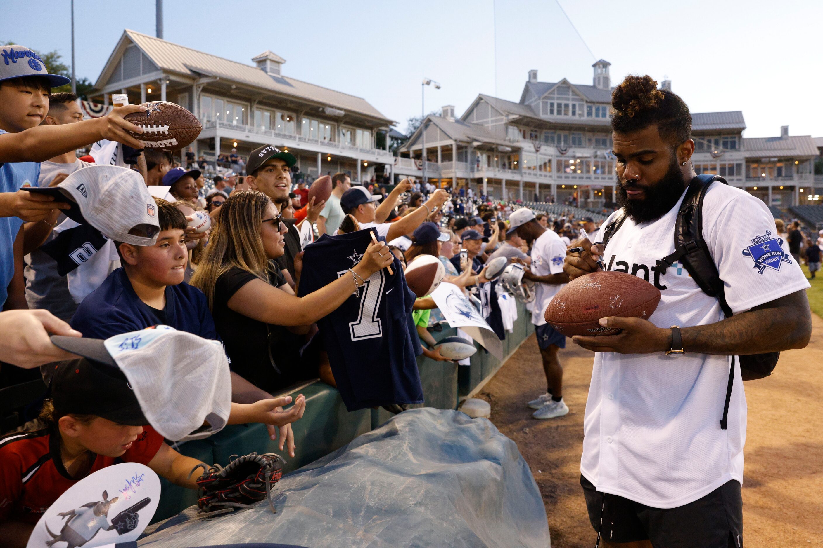 Dallas Cowboys running back Ezekiel Elliott signs autographs for fans after the Reliant...