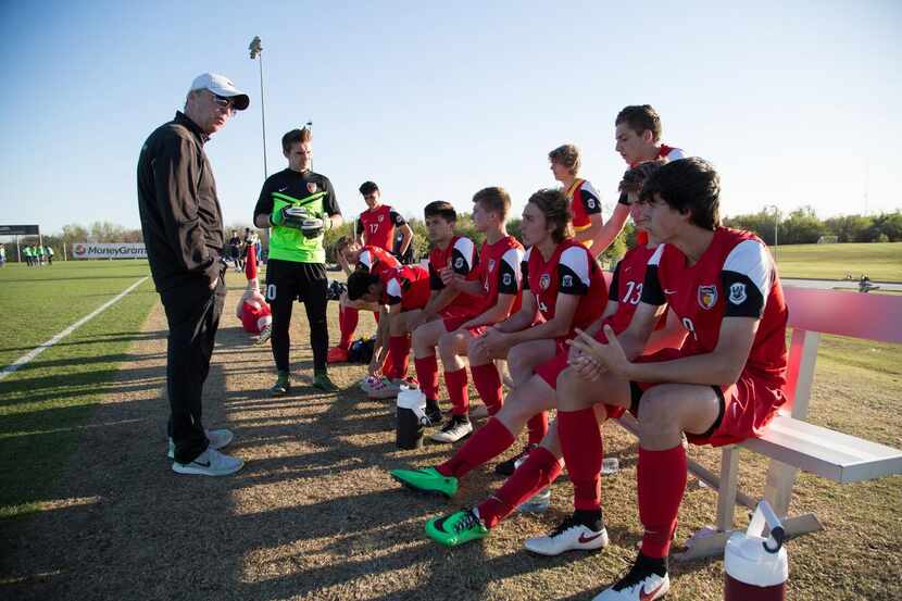 Neil Connell, director técnico de los Dallas Texans, habla con su equipo antes de un...