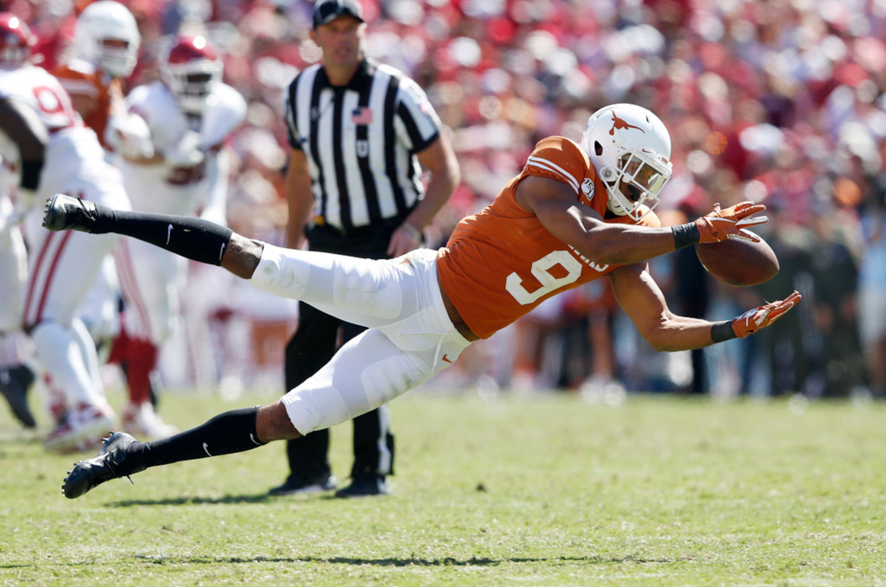 Texas Longhorns wide receiver Collin Johnson (9) makes the diving catch on a play during the...