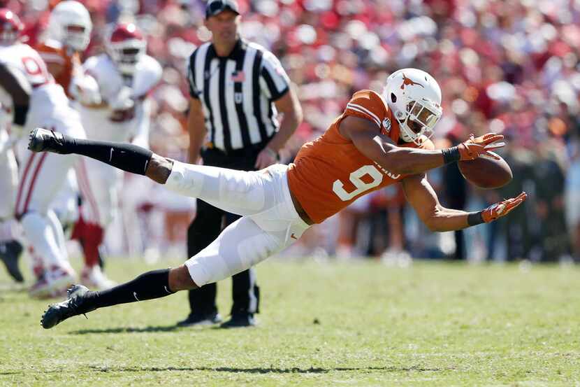 Texas Longhorns wide receiver Collin Johnson (9) makes the diving catch on a play during the...
