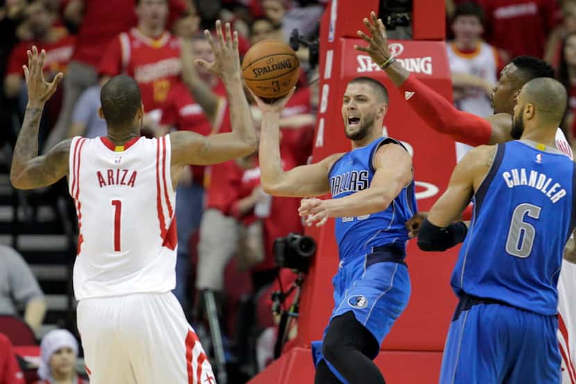 Dallas Mavericks forward Chandler Parsons (25) looks to pass out as he is defended by...