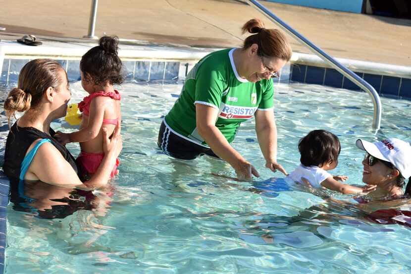 Niños de 6 meses a 2 años reciben clases de natación con sus madres. MARIANA SIERRA/ AL DÍA
