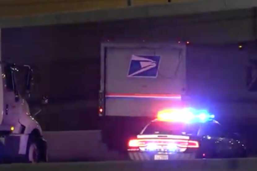 La I-30 fue cerrada luego de una balacera en la que murió el chofer de un camión de correos....