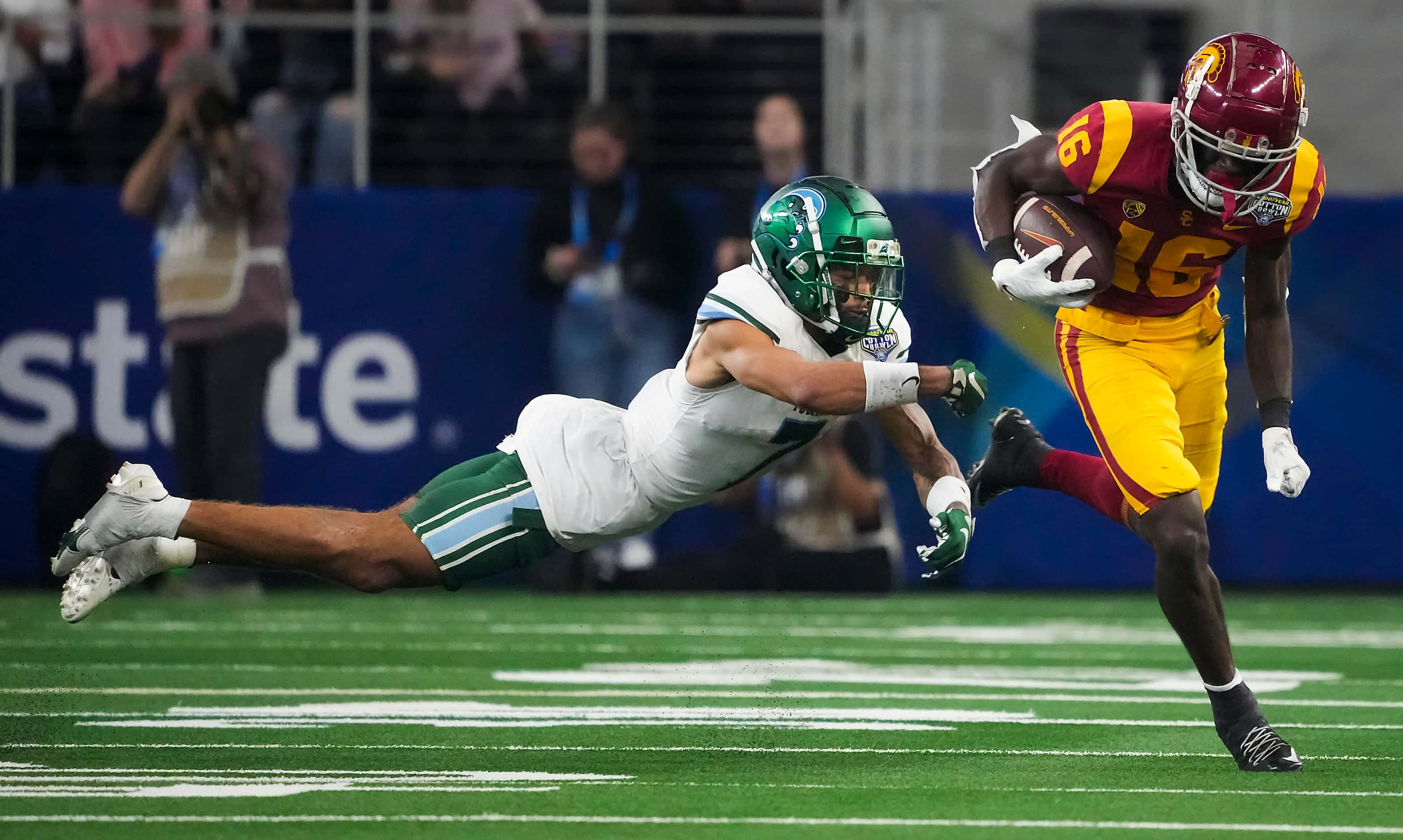 USC wide receiver Tahj Washington (16) gets past Tulane defensive back Lance Robinson (7)...