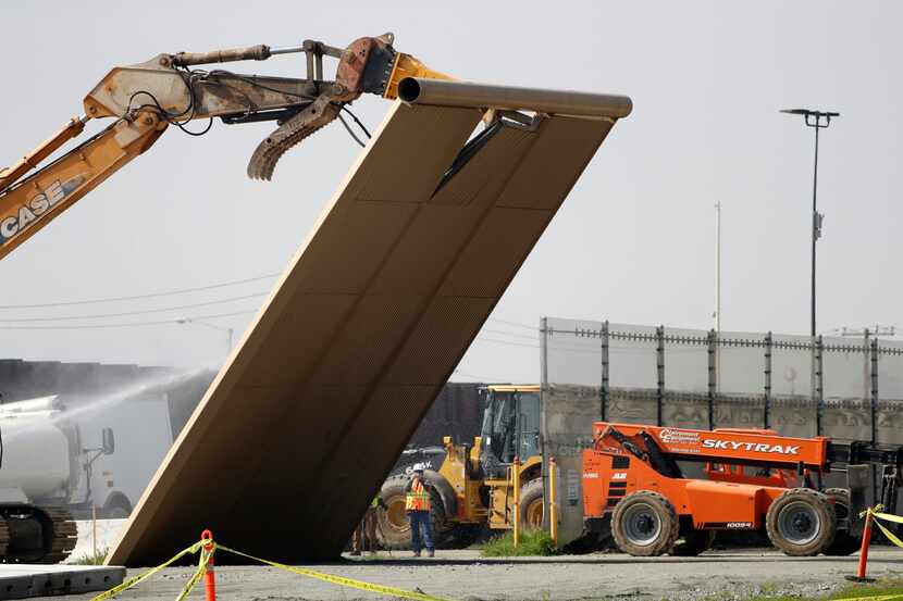 Maquinaria destruye una sección de los prototipos construidos para muro fronterizo ordenado...